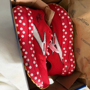 Rare Brooks Run Disney Minnie Mouse Size 7 Never worn